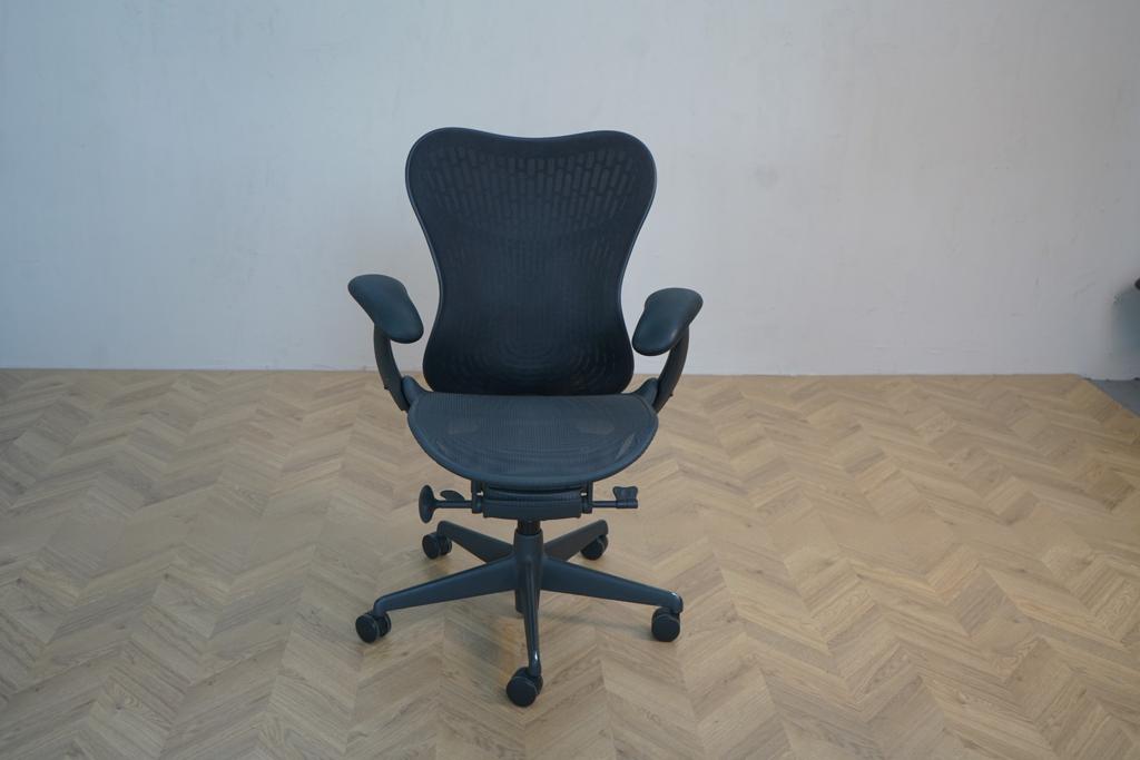 Herman Miller Mirra 2 Graphite Butterfly kontorstol i sort set forfra – ergonomisk kontorstol med fleksibelt og polstret ryglæn